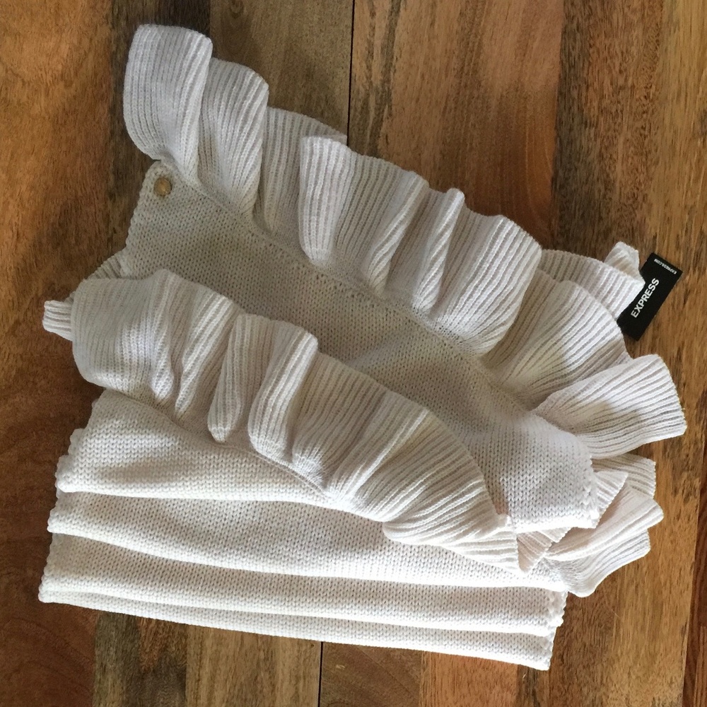 NWT ivory cream colored ruffled scarf Express